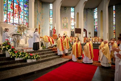 „Na swoje życie i swoje kapłaństwo trzeba popatrzeć w świetle Bożej miłości. Inaczej go nie pojmiemy ani my, ani ci, którzy będą na nas patrzeć” – mówił bp Jan Wątroba podczas Mszy św. z udzieleniem święceń prezbiteratu. 4 czerwca 2022 r. w kościele katedralnym jedenastu diakonów diecezji rzeszowskiej przyjęło sakrament kapłaństwa.
Do grona neoprezbiterów diecezji rzeszowskiej należą: ks. Sebastian Bełz z parafii w Nienadówce, ks. Krzysztof Lampart z parafii w Rudnej Wielkiej, ks. Mateusz Łachmanek z parafii w Lipinkach, ks. Karol Migut z parafii w Jasionce, ks. Marcin Murawski z parafii katedralnej w Rzeszowie, ks. Adrian Pazdan z parafii w Zagorzycach, ks. Tomasz Sienicki z parafii w Bieździedzy, ks. Dominik Świeboda z parafii w Palikówce, ks. Piotr Wąsacz z parafii bł. Władysława Findysza w Rzeszowie, ks. Mateusz Wojtuń z parafii w Święcanach oraz ks. Wiktor Zoła z parafii w Cieklinie.
Mszy św. przewodniczył i święceń udzielił bp Jan Wątroba. Eucharystię koncelebrowało około osiemdziesięciu księży, m.in: przełożeni Wyższego Seminarium Duchownego w Rzeszowie oraz proboszczowie i wikariusze z parafii rodzinnych neoprezbiterów. W Mszy św. uczestniczył abp Edward Nowak, bp Kazimierz Górny i bp Edward Białogłowski.
Zebranych w kościele katedralnym powitał ks. Krzysztof Gołąbek, proboszcz parafii.
W homilii bp Jan Wątroba nawiązał do słów z Ewangelii według św. Jana w których Chrystus tłumaczy co to znaczy być dobrym pasterzem. „Być kapłanem w Kościele Chrystusowym to znaczy mieć udział w Jego pasterskiej misji i stale upodabniać się do Dobrego Pasterza, który zna owce, karmi je, broni i jest gotów oddać życie dla ich dobra” – mówił hierarcha.
Po homilii odbył się obrzędy święceń: przyrzeczenie czci i posłuszeństwa Biskupowi Ordynariuszowi, Litania do Wszystkich Świętych podczas której kandydaci leżeli krzyżem, nałożenie rąk, modlitwa święceń oraz namaszczenie rąk krzyżmem i wręczenie chleba i wina. Podczas Liturgii Eucharystycznej nowo wyświęceni po raz pierwszy wyciągnęli dłonie nad chlebem i winem wypowiadając słowa konsekracji.
Na zakończenie Mszy św. ks. Tomasz Sienicki, podziękował w imieniu nowo wyświęconych wszystkim, którzy przyczynili się do przygotowania ich do kapłaństwa. Słowa wdzięczności, m.in. przełożonym Wyższego Seminarium Duchownego w Rzeszowie i rodzicom neoprezbiterów, wypowiedział bp Jan Wątroba. 
W drodze do zakrystii neoprezbiterzy zatrzymali się przy figurze Matki Bożej Fatimskiej zawierzając swoje kapłaństwo Matce Bożej.
W niedzielę, 5 czerwca, w Uroczystość Zesłania Ducha Świętego, neoprezbiterzy będą sprawować w swoich rodzinnych parafiach uroczyste Msze św. prymicyjne, a w najbliższych tygodniach otrzymają skierowania do parafii.

Fot. ks. Jakub Nagi oraz biala-wrona.pl
