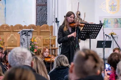 W niedzielę, 21 kwietnia 2024 roku, w Katedrze Rzeszowskiej odbył się Koncert Wielkanocny, którego organizatorem był Katedralny Chór Chłopięco-Męski „Pueri Cantores Resovienses” oraz parafia katedralna pw. Najświętszego Serca Pana Jezusa w Rzeszowie. 
Radosnym Alleluja podzielili się z licznie zgromadzoną publicznością wykonawcy: Krośnieński Zespół Kameralny, Chór Mieszany Ogólnokształcącej Szkoły Muzycznej II stopnia w Krośnie, Orkiestra Festiwalowa składająca się z uczniów i nauczycieli ZSM w Krośnie i PSM II st. w Jaśle oraz gospodarze koncertu – Katedralny Chór Chłopięco-Męski „Pueri Cantores Resovienses” pod dyrekcją Aleksandry Fiołek-Matuszewskiej. Pomysłodawcą i inicjatorem koncertu był Mateusz Gałuszka, organista, dyrygent, dyrektor jasielskiego festiwalu Musica Classica.
Na wstępie zaprezentowano 2 utwory w wykonaniu Chóru Mieszanego Ogólnokształcącej Szkoły Muzycznej II stopnia w Krośnie pod dyrekcją Renaty Zajdel: „Regina caeli” Jacques-Louisa Battmanna, w którym partię solową wykonała Jadwiga Kot-Ochał, zaś na organach akompaniował Mateusz Gałuszka oraz zabrzmiał „Magnificat” autorstwa Andrzeja Koszewskiego, skomponowany w 2004 roku.
Następnie publiczność mogła usłyszeć 3 utwory: kompozycję S.S. Szarzyńskiego „Jesu, spes mea” („Jezu – moja nadziejo”) na sopran, dwoje skrzypiec i organy, Koncert d-moll J.S. Bacha na obój i skrzypce oraz Koncert d-moll A. Vivaldiego.
Po muzyce instrumentalnej przyszedł czas na dzieła wokalno-instrumentalne. W tej części zabrzmiał motet „Ave Verum” W. A. Mozarta w wykonaniu Katedralnego Chóru Chłopięco-Męskiego „Pueri Cantores Resovienses” pod dyrekcją Aleksandry Fiołek-Matuszewskiej. Na organach akompaniował chórzysta Maksymilian Rogóż.
Historia Katedralnego Chóru Chłopięco-Męskiego „Pueri Cantores Resovienses” jest długa i bogata. Chór powstał w 1985 roku w Rzeszowie, a w przyszłym roku będzie obchodził jubileusz 40-lecia działalności. Obecnie dyrygentem Katedralnego Chóru Chłopięco-Męskiego jest Aleksandra Fiołek-Matuszewska, absolwentka Uniwersytetu Muzycznego im. Fryderyka Chopina w Warszawie.
Zwieńczeniem niedzielnego Koncertu Wielkanocnego było wykonanie wybranych części Oratorium „Mesjasz” G. F. Händla. Podniośle wybrzmiało 6 fragmentów tego dzieła. Orkiestra wykonała Sinfony (wstęp instrumentalny), następnie połączone chóry z orkiestrą zaprezentowały słuchaczom części: „Surely, He hath borne our griefs“ „And with His stripes we are healed”, „All we like sheep have gone astray”. Solową arię „How beautiful are the feet of them” z orkiestrą wykonała Jadwiga Kot-Ochał. Na koniec z wielką mocą wybrzmiała najsłynniejsza część tego oratorium: „Hallelujah” w wykonaniu połączonych chórów z orkiestrą, którymi zadyrygowała Aleksandra Fiołek-Matuszewska. Koncert poprowadził Ryszard Bieniek – prezes Katedralnego Chóru. 
Można śmiało powiedzieć, że była to muzyczna uczta dla ducha, o czym świadczyły gromkie brawa i owacje na stojąco. Z niecierpliwością czekamy na kolejne koncerty Katedralnego Chóru Chłopięco-Męskiego „Pueri Cantores Resovienses”.
fot. Joanna Prasoł