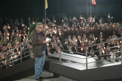 "Gwiazdo śliczna, wspaniała, o fatimska Maryja! Do Ciebie się uciekamy, o Maryjo, Maryjo!" Słowami tej pieśni licznie zgromadzeni w katedralnej świątyni wierni rozpoczęli kolejne w tym roku uroczyste nabożeństwo fatimskie. Wrześniowej modlitwie przewodniczyła parafia pw. Św. Michała Archanioła w Rzeszowie. Wielu parafian przybyło do Katedry w pieszej pielgrzymce pod przewodnictwem księdza Czesława Matuły. Przed Mszą Świętą, przy figurze Pani Fatimskiej, dk. Marcin Murawski odczytał liczne prośby i podziękowania do Matki Bożej. Uroczystej Eucharystii przewodniczył oraz Słowo Boże wygłosił proboszcz parafii pw. Św. Michała Archanioła w Rzeszowie - ks. Michał Bator. Kaznodzieja ukazał wartość i moc modlitwy. Za wzór postawił setnika, który spotyka się z czułym Jezusem. Tak jak Bóg znał potrzeby setnika, tak samo zna i nasze potrzeby i problemy. Jednak, jak przypomniał ks. Michał, każdy z nas musi przyjąć postawę setnika: uznać swój grzech i swoją niemoc. Wtedy Bóg będzie mógł działać w naszym życiu. W dalszej części homilii kaznodzieja przypomniał sylwetkę błogosławionej matki Elżbiety Czackiej, będącej dla nas wzorem cierpliwości i oczekiwania. Potrzebujemy czasu, aby łaska Boża przemieniła nasze serce – przypomniał kaznodzieja. Ta cierpliwość pomaga odkrywać Boży plan na nasze życie. Po zakończeniu Eucharystii wszyscy zgromadzeni wyruszyli w procesji różańcowej z figurą Matki Bożej Fatimskiej oraz relikwiami błogosławionych Hiacynty i Franciszka. Wierni prosili, aby Boże słowo wypełniało się w ich codzienności. Tej części nabożeństwa przewodniczył ks. Jakub Oczkowicz wraz z przedstawicielami parafii pw. Św. Michała Archanioła. Wspólną modlitwę zakończyło odśpiewanie Apelu Jasnogórskiego oraz adoracja Najświętszego Sakramentu. Na koniec ks. Krzysztof Gołąbek – proboszcz Katedry, dziękując wszystkim za obecność i wspólne czuwanie przy Matce Bożej, zaprosił na ostatnie w tym roku, październikowe nabożeństwo fatimskie.  fot. Małgorzata Ryndak