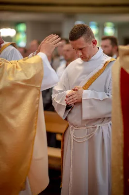 „Na swoje życie i swoje kapłaństwo trzeba popatrzeć w świetle Bożej miłości. Inaczej go nie pojmiemy ani my, ani ci, którzy będą na nas patrzeć” – mówił bp Jan Wątroba podczas Mszy św. z udzieleniem święceń prezbiteratu. 4 czerwca 2022 r. w kościele katedralnym jedenastu diakonów diecezji rzeszowskiej przyjęło sakrament kapłaństwa.
Do grona neoprezbiterów diecezji rzeszowskiej należą: ks. Sebastian Bełz z parafii w Nienadówce, ks. Krzysztof Lampart z parafii w Rudnej Wielkiej, ks. Mateusz Łachmanek z parafii w Lipinkach, ks. Karol Migut z parafii w Jasionce, ks. Marcin Murawski z parafii katedralnej w Rzeszowie, ks. Adrian Pazdan z parafii w Zagorzycach, ks. Tomasz Sienicki z parafii w Bieździedzy, ks. Dominik Świeboda z parafii w Palikówce, ks. Piotr Wąsacz z parafii bł. Władysława Findysza w Rzeszowie, ks. Mateusz Wojtuń z parafii w Święcanach oraz ks. Wiktor Zoła z parafii w Cieklinie.
Mszy św. przewodniczył i święceń udzielił bp Jan Wątroba. Eucharystię koncelebrowało około osiemdziesięciu księży, m.in: przełożeni Wyższego Seminarium Duchownego w Rzeszowie oraz proboszczowie i wikariusze z parafii rodzinnych neoprezbiterów. W Mszy św. uczestniczył abp Edward Nowak, bp Kazimierz Górny i bp Edward Białogłowski.
Zebranych w kościele katedralnym powitał ks. Krzysztof Gołąbek, proboszcz parafii.
W homilii bp Jan Wątroba nawiązał do słów z Ewangelii według św. Jana w których Chrystus tłumaczy co to znaczy być dobrym pasterzem. „Być kapłanem w Kościele Chrystusowym to znaczy mieć udział w Jego pasterskiej misji i stale upodabniać się do Dobrego Pasterza, który zna owce, karmi je, broni i jest gotów oddać życie dla ich dobra” – mówił hierarcha.
Po homilii odbył się obrzędy święceń: przyrzeczenie czci i posłuszeństwa Biskupowi Ordynariuszowi, Litania do Wszystkich Świętych podczas której kandydaci leżeli krzyżem, nałożenie rąk, modlitwa święceń oraz namaszczenie rąk krzyżmem i wręczenie chleba i wina. Podczas Liturgii Eucharystycznej nowo wyświęceni po raz pierwszy wyciągnęli dłonie nad chlebem i winem wypowiadając słowa konsekracji.
Na zakończenie Mszy św. ks. Tomasz Sienicki, podziękował w imieniu nowo wyświęconych wszystkim, którzy przyczynili się do przygotowania ich do kapłaństwa. Słowa wdzięczności, m.in. przełożonym Wyższego Seminarium Duchownego w Rzeszowie i rodzicom neoprezbiterów, wypowiedział bp Jan Wątroba. 
W drodze do zakrystii neoprezbiterzy zatrzymali się przy figurze Matki Bożej Fatimskiej zawierzając swoje kapłaństwo Matce Bożej.
W niedzielę, 5 czerwca, w Uroczystość Zesłania Ducha Świętego, neoprezbiterzy będą sprawować w swoich rodzinnych parafiach uroczyste Msze św. prymicyjne, a w najbliższych tygodniach otrzymają skierowania do parafii.

Fot. ks. Jakub Nagi oraz biala-wrona.pl
