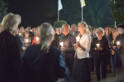 "Gwiazdo śliczna, wspaniała, o fatimska Maryja! Do Ciebie się uciekamy, o Maryjo, Maryjo!" Słowami tej pieśni licznie zgromadzeni w katedralnej świątyni wierni rozpoczęli kolejne w tym roku uroczyste nabożeństwo fatimskie. Wrześniowej modlitwie przewodniczyła parafia pw. Św. Michała Archanioła w Rzeszowie. Wielu parafian przybyło do Katedry w pieszej pielgrzymce pod przewodnictwem księdza Czesława Matuły. Przed Mszą Świętą, przy figurze Pani Fatimskiej, dk. Marcin Murawski odczytał liczne prośby i podziękowania do Matki Bożej. Uroczystej Eucharystii przewodniczył oraz Słowo Boże wygłosił proboszcz parafii pw. Św. Michała Archanioła w Rzeszowie - ks. Michał Bator. Kaznodzieja ukazał wartość i moc modlitwy. Za wzór postawił setnika, który spotyka się z czułym Jezusem. Tak jak Bóg znał potrzeby setnika, tak samo zna i nasze potrzeby i problemy. Jednak, jak przypomniał ks. Michał, każdy z nas musi przyjąć postawę setnika: uznać swój grzech i swoją niemoc. Wtedy Bóg będzie mógł działać w naszym życiu. W dalszej części homilii kaznodzieja przypomniał sylwetkę błogosławionej matki Elżbiety Czackiej, będącej dla nas wzorem cierpliwości i oczekiwania. Potrzebujemy czasu, aby łaska Boża przemieniła nasze serce – przypomniał kaznodzieja. Ta cierpliwość pomaga odkrywać Boży plan na nasze życie. Po zakończeniu Eucharystii wszyscy zgromadzeni wyruszyli w procesji różańcowej z figurą Matki Bożej Fatimskiej oraz relikwiami błogosławionych Hiacynty i Franciszka. Wierni prosili, aby Boże słowo wypełniało się w ich codzienności. Tej części nabożeństwa przewodniczył ks. Jakub Oczkowicz wraz z przedstawicielami parafii pw. Św. Michała Archanioła. Wspólną modlitwę zakończyło odśpiewanie Apelu Jasnogórskiego oraz adoracja Najświętszego Sakramentu. Na koniec ks. Krzysztof Gołąbek – proboszcz Katedry, dziękując wszystkim za obecność i wspólne czuwanie przy Matce Bożej, zaprosił na ostatnie w tym roku, październikowe nabożeństwo fatimskie.  fot. Małgorzata Ryndak