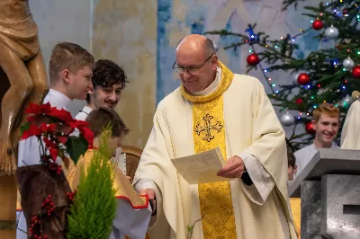 W niedzielę Chrztu Pańskiego, 8 stycznia, w ostatnim dniu okresu Bożego Narodzenia podczas Mszy Świętej o godz. 9.00 ks. Krzysztof Gołąbek, proboszcz naszej Katedry, przyjął do grona Liturgicznej Służby Ołtarza pięciu chłopców.
Po odpowiednim przygotowaniu, pod czujnym okiem ks. Pawła Wójcika – opiekuna ministrantów oraz ceremoniarza Rafała Waszczaka, otrzymali stopień choralisty, po raz pierwszy mogli ubrać kołnierzyki, a także otrzymali legitymacje ministranckie. To wielka radość dla naszej parafii. Gratulujemy chłopcom odwagi oraz życzymy wytrwałości w tym pięknym powołaniu, jakim jest służba przy Ołtarzu Pana Jezusa.
Drugim bardzo ważnym momentem w tym dniu było wręczenie pucharów dla trzech najlepszych ministrantów 2022 roku. Złotym ministrantem niezmiennie od kilku lat został animator Wojciech Jędrzejewski, srebrnym Adam Sowa, brązowym – najmłodszy w naszej wspólnocie – Dawid Pruchnicki. Gratulujemy im pięknej służby.
Zapraszamy wszystkich chętnych chłopców do wstąpienia w szeregi katedralnej Liturgicznej Służby Ołtarza.
Zainteresowanych prosimy o kontakt z ks. Pawłem Wójcikiem.

Rafał Waszczak
fot. Joanna Prasoł 