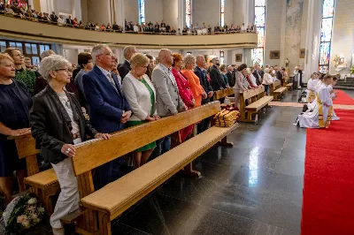 „Na swoje życie i swoje kapłaństwo trzeba popatrzeć w świetle Bożej miłości. Inaczej go nie pojmiemy ani my, ani ci, którzy będą na nas patrzeć” – mówił bp Jan Wątroba podczas Mszy św. z udzieleniem święceń prezbiteratu. 4 czerwca 2022 r. w kościele katedralnym jedenastu diakonów diecezji rzeszowskiej przyjęło sakrament kapłaństwa.
Do grona neoprezbiterów diecezji rzeszowskiej należą: ks. Sebastian Bełz z parafii w Nienadówce, ks. Krzysztof Lampart z parafii w Rudnej Wielkiej, ks. Mateusz Łachmanek z parafii w Lipinkach, ks. Karol Migut z parafii w Jasionce, ks. Marcin Murawski z parafii katedralnej w Rzeszowie, ks. Adrian Pazdan z parafii w Zagorzycach, ks. Tomasz Sienicki z parafii w Bieździedzy, ks. Dominik Świeboda z parafii w Palikówce, ks. Piotr Wąsacz z parafii bł. Władysława Findysza w Rzeszowie, ks. Mateusz Wojtuń z parafii w Święcanach oraz ks. Wiktor Zoła z parafii w Cieklinie.
Mszy św. przewodniczył i święceń udzielił bp Jan Wątroba. Eucharystię koncelebrowało około osiemdziesięciu księży, m.in: przełożeni Wyższego Seminarium Duchownego w Rzeszowie oraz proboszczowie i wikariusze z parafii rodzinnych neoprezbiterów. W Mszy św. uczestniczył abp Edward Nowak, bp Kazimierz Górny i bp Edward Białogłowski.
Zebranych w kościele katedralnym powitał ks. Krzysztof Gołąbek, proboszcz parafii.
W homilii bp Jan Wątroba nawiązał do słów z Ewangelii według św. Jana w których Chrystus tłumaczy co to znaczy być dobrym pasterzem. „Być kapłanem w Kościele Chrystusowym to znaczy mieć udział w Jego pasterskiej misji i stale upodabniać się do Dobrego Pasterza, który zna owce, karmi je, broni i jest gotów oddać życie dla ich dobra” – mówił hierarcha.
Po homilii odbył się obrzędy święceń: przyrzeczenie czci i posłuszeństwa Biskupowi Ordynariuszowi, Litania do Wszystkich Świętych podczas której kandydaci leżeli krzyżem, nałożenie rąk, modlitwa święceń oraz namaszczenie rąk krzyżmem i wręczenie chleba i wina. Podczas Liturgii Eucharystycznej nowo wyświęceni po raz pierwszy wyciągnęli dłonie nad chlebem i winem wypowiadając słowa konsekracji.
Na zakończenie Mszy św. ks. Tomasz Sienicki, podziękował w imieniu nowo wyświęconych wszystkim, którzy przyczynili się do przygotowania ich do kapłaństwa. Słowa wdzięczności, m.in. przełożonym Wyższego Seminarium Duchownego w Rzeszowie i rodzicom neoprezbiterów, wypowiedział bp Jan Wątroba. 
W drodze do zakrystii neoprezbiterzy zatrzymali się przy figurze Matki Bożej Fatimskiej zawierzając swoje kapłaństwo Matce Bożej.
W niedzielę, 5 czerwca, w Uroczystość Zesłania Ducha Świętego, neoprezbiterzy będą sprawować w swoich rodzinnych parafiach uroczyste Msze św. prymicyjne, a w najbliższych tygodniach otrzymają skierowania do parafii.

Fot. ks. Jakub Nagi oraz biala-wrona.pl
