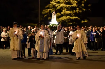 W niedzielę 13 października przeżywaliśmy uroczyste Nabożeństwo Fatimskie z udziałem WSD w Rzeszowie. Mszy Świętej przewodniczył i homilię wygłosił ks. Krystian Winiarski - prefekt WSD. O godz. 18.40 zostały przedstawione prośby i podziękowania do Matki Bożej Fatimskiej, w intencji których sprawowana była także Msza Święta. Po Mszy Świętej wyruszyła procesja z figurą Matki Bożej i relikwiami świętych Dzieci Fatimskich. Nabożeństwo zakończył Apel Jasnogórski. fot. ks. Tomasz Nowak, Joanna Prasoł