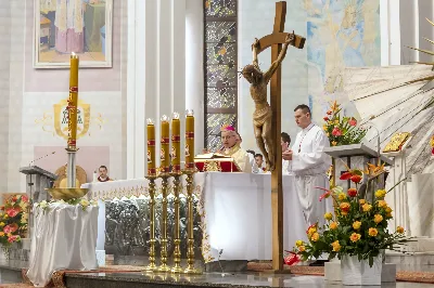 16 kwietnia 2022 r. bp Jan Wątroba przewodniczył liturgii Wigilii Paschalnej w naszej Katedrze. Podczas Mszy Świętej trzy osoby: Justyna, Anna i Nikola przyjęły sakrament chrztu, bierzmowania i Eucharystii.
fot. Joanna Prasoł