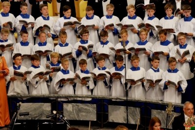 Blisko 1200 chórzystów i orkiestra symfoniczna Filharmonii Podkarpackiej to koncert galowy 9. Krajowego Kongresu Polskiej Federacji Pueri Cantores. 9 września o godz. 19.30 w Katedrze Rzeszowskiej podczas dwugodzinnego koncertu wystąpiły 33 chóry z Polski, Litwy, Łotwy, Ukrainy i Węgier oraz Orkiestra Symfoniczna Filharmonii Podkarpackiej. Muzykami dyrygowali: Wiesław Delimat i Marcin Florczak. Podczas koncertu uczestnicy wysłuchali utworów m.in. Haendla, Haydna oraz hymny kongresów Polskiej Federacji Pueri Cantores. Szczególnie oklaskiwane było premierowe wykonanie hymnu kongresu w Rzeszowie – utwór pt. „Da pacem, Domine” Dominika Lasoty – kompozytora z Rzeszowa. W koncercie uczestniczyli m.in.: bp Jan Wątroba, bp Kazimierz Górny i bp Edward Białogłowski. fot. ks. Tomasz Nowak