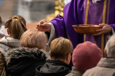 W środę popielcową (22.02.) biskup Jan Wątroba odprawił w katedrze rzeszowskiej Mszę Świętą na rozpoczęcie Wielkiego Postu. Homilię wygłosił ks. Sławomir Jeziorski, który prowadzi rekolekcje wielkopostne w parafii katedralnej. Podczas Eucharystii odbył się obrzęd posypania głów popiołem. Śpiew podczas liturgii prowadziła Katedralna Schola Liturgiczna. Liturgia była transmitowana przez Radio VIA.
fot. Joanna Prasoł