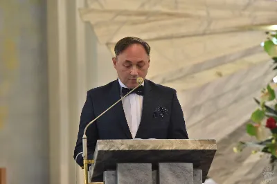 18 maja 2025 r., w katedrze rzeszowskiej celebrowano Eucharystię z okazji 25. rocznicy przyjęcia sakry biskupiej przez bp. Jana Wątrobę. Mszy św. przewodniczył Biskup Rzeszowski, zaś w koncelebrze wzięli udział: abp Józef Michalik, abp Adam Szal, bp Edward Białogłowski, bp Kazimierz Górny, bp Stanisław Jamrozek, bp Marian Rojek, bp Jan Śrutwa oraz kilkudziesięciu kapłanów. W Eucharystii uczestniczyły liczne delegacje osób życia konsekrowanego, przedstawiciele instytucji, fundacji i stowarzyszeń kościelnych. W katedrze rzeszowskiej obecni byli również parlamentarzyści sejmu i senatu, władze wojewódzkie, samorządowe, władze Rzeszowa, rektorzy wyższych uczelni, dyrektorzy instutucji regionalnych, kuratorium oświaty, a także szpitali. Homilię wygłosił bp Edward Białogłowski, biskup pomocniczy senior, który podkreślił, że świętowanie srebrnego jubileuszu Biskupa Rzeszowskiego wpisuje się w przeżywanie Roku Świętego, ale także kolejną rocznicę urodzin św. Jana Pawła II, rocznicę bitwy pod Monte Cassino, inaugurację pontyfikatu Ojca Świętego Leona XIV oraz rocznicę beatyfikacji Józef Sebastiana Pelczara. Na zakończenie liturgii Karolina i Dariusz Kosakowie z dziećmi, jako przedstawiciele diecezjan, przekazali życzenia Jubilatowi. W uroczystej liturgii wzięło udział kilkuset muzyków, chórzystów i członków orkiestr, którzy brali udział w projekcie „Podkarpacie śladami św. Jana Pawła II”. Przedsięwzięcie zostało zorganizowane przez Polski Związek Chórów i Orkiestr – Oddział w Rzeszowie. fot. ks. Jakub Oczkowicz