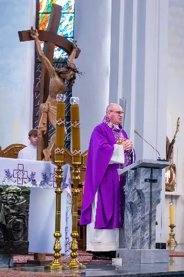 W III niedzielę Wielkiego Postu, 3 marca, podczas Mszy Świętej o godz. 12.00 ks. Krzysztof Gołąbek - proboszcz naszej Katedry, przyjął do grona Liturgicznej Służby Ołtarza dwunastu chłopców. Po odpowiednim przygotowaniu, pod czujnym okiem ks. Pawła Wójcika – opiekuna ministrantów oraz ceremoniarza Rafała Waszczaka i animatorów-praktykantów, otrzymali stopień ministranta choralisty, po raz pierwszy mogli ubrać kołnierzyki, a także otrzymali legitymacje ministranckie. To wielka radość dla naszej parafii. Gratulujemy chłopcom odwagi oraz życzymy wytrwałości w tym pięknym powołaniu, jakim jest służba przy Ołtarzu Pana Jezusa. Podczas Mszy Świętej zaśpiewała Dziewczęca Schola Katedralna.
Zapraszamy wszystkich chętnych chłopców do wstąpienia w szeregi katedralnej Liturgicznej Służby Ołtarza. Zainteresowanych prosimy o kontakt z ks. Pawłem Wójcikiem.
Rafał Waszczak
fot. Joanna Prasoł