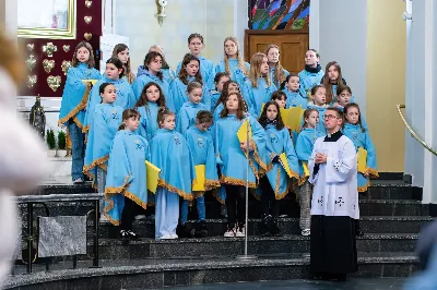 W III niedzielę Wielkiego Postu, 3 marca, podczas Mszy Świętej o godz. 12.00 ks. Krzysztof Gołąbek - proboszcz naszej Katedry, przyjął do grona Liturgicznej Służby Ołtarza dwunastu chłopców. Po odpowiednim przygotowaniu, pod czujnym okiem ks. Pawła Wójcika – opiekuna ministrantów oraz ceremoniarza Rafała Waszczaka i animatorów-praktykantów, otrzymali stopień ministranta choralisty, po raz pierwszy mogli ubrać kołnierzyki, a także otrzymali legitymacje ministranckie. To wielka radość dla naszej parafii. Gratulujemy chłopcom odwagi oraz życzymy wytrwałości w tym pięknym powołaniu, jakim jest służba przy Ołtarzu Pana Jezusa. Podczas Mszy Świętej zaśpiewała Dziewczęca Schola Katedralna.
Zapraszamy wszystkich chętnych chłopców do wstąpienia w szeregi katedralnej Liturgicznej Służby Ołtarza. Zainteresowanych prosimy o kontakt z ks. Pawłem Wójcikiem.
Rafał Waszczak
fot. Joanna Prasoł