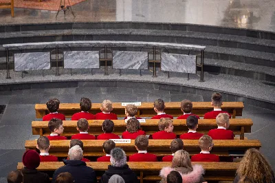 W niedzielę, 18 grudnia 2022 roku, podczas uroczystej Mszy Świętej o godz. 12.00 w Katedrze Rzeszowskiej do grona chórzystów Katedralnego Chóru Chłopięco-Męskiego Pueri Cantores Resovienses dołączyło 20 najmłodszych chłopców.
„Młodziki”, bo tak są nazywani przez starszych kolegów, złożyli przyrzeczenie, że będą godnie reprezentować brać chóralną i śpiewać na chwałę Pana.
Najmłodsi kandydaci na chórzystów zostali wyłonieni podczas rekrutacji prowadzonej przez poprzedniego dyrygenta, Marcina Florczaka, w rzeszowskich szkołach podstawowych jeszcze na wiosnę. Od razu rozpoczęli próby. Intensywnie przez tydzień ćwiczyli swoje głosy razem ze starszymi kolegami podczas corocznego Muzycznego Obozu Szkoleniowo-Wypoczynkowego we Frysztaku, który odbył się początkiem lipca. W wolnych chwilach uczestniczyli w wycieczkach i zajęciach sportowych. Mieli okazję poznać kolegów z chóru i lepiej się poznać.
Obecnie dyrygentkami Katedralnego Chóru Chłopięco-Męskiego Pueri Cantores Resovienses są: Edyta Kotula i Angela Pacuta. 
Po Mszy Świętej Chór wraz z ks. Krzysztofem Gołąbkiem – proboszczem Katedry oraz ks. Julianem Wybrańcem – duszpasterzem Chóru z ramienia biskupa diecezji rzeszowskiej, a także dyrygentkami: Edytą Kotulą i Angelą Pacutą, na stopniach ołtarza Rzeszowskiej Katedry pozował do wspólnego zdjęcia. Następnie chórzyści udali się do sali Jana Pawła II na słodki poczęstunek. 
Za piękne zdjęcia dziękujemy: Fotografia Jola Warchoł