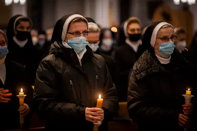 Mszy Świętej w święto Ofiarowania Pańskiego przewodniczył bp Jan Wątroba. W Eucharystii z okazji Dnia Życia Konsekrowanego uczestniczyli przedstawiciele sióstr i braci zakonnych, pustelnic, dziewic i wdów konsekrowanych oraz członków instytutów świeckich. Eucharystię koncelebrował ks. Stanisław Kamiński, wikariusz biskupi ds. zakonnych, a także 8 kapłanów. Homilię wygłosił bp Jan Wątroba. Śpiew podczas Mszy Świętej prowadziła Katedralna Schola Liturgiczna pod kierunkiem ks. Juliana Wybrańca przy akompaniamencie organowym Wiesława Siewierskiego. Fot. Paulina Lęcznar