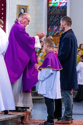 W III niedzielę Wielkiego Postu, 3 marca, podczas Mszy Świętej o godz. 12.00 ks. Krzysztof Gołąbek - proboszcz naszej Katedry, przyjął do grona Liturgicznej Służby Ołtarza dwunastu chłopców. Po odpowiednim przygotowaniu, pod czujnym okiem ks. Pawła Wójcika – opiekuna ministrantów oraz ceremoniarza Rafała Waszczaka i animatorów-praktykantów, otrzymali stopień ministranta choralisty, po raz pierwszy mogli ubrać kołnierzyki, a także otrzymali legitymacje ministranckie. To wielka radość dla naszej parafii. Gratulujemy chłopcom odwagi oraz życzymy wytrwałości w tym pięknym powołaniu, jakim jest służba przy Ołtarzu Pana Jezusa. Podczas Mszy Świętej zaśpiewała Dziewczęca Schola Katedralna.
Zapraszamy wszystkich chętnych chłopców do wstąpienia w szeregi katedralnej Liturgicznej Służby Ołtarza. Zainteresowanych prosimy o kontakt z ks. Pawłem Wójcikiem.
Rafał Waszczak
fot. Joanna Prasoł