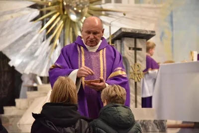 Mszy św. w Środę Popielcową na rozpoczęcie Wielkiego Postu w katedrze rzeszowskiej przewodniczył bp Jan Wątroba. Eucharystię koncelebrowali: ks. Łukasz Cyrnek, ks. Krzysztof Golas, ks. Krzysztof Gołąbek, ks. Sławomir Jeziorski, ks. Dominik Kiełb, ks. Jakub Nagi i ks. Nikodem Rybczyk.
Homilię wygłosił ks. Julian Wybraniec, wikariusz parafii katedralnej. Kaznodzieja w rozważaniu mówił o symbolice popiołu, którym w Środę Popielcową posypuje się głowy uczestników liturgii.
Po homilii odbył się obrzęd wybrania i wpisania imion do księgi katechumenów dwóch kobiet, które, jako dorosłe, przygotowują się do przyjęcia sakramentów inicjacji chrześcijańskiej.
Następnie odbył się obrzęd posypania popiołem.
Podczas Mszy św. posługę muzyczną pełniła Katedralna Schola Liturgiczna. Eucharystia była transmitowana przez Katolickie Radio VIA.
fot. ks. Jakub Oczkowicz