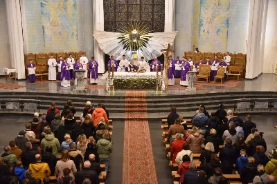 Mszy św. w Środę Popielcową na rozpoczęcie Wielkiego Postu w katedrze rzeszowskiej przewodniczył bp Jan Wątroba. Eucharystię koncelebrowali: ks. Łukasz Cyrnek, ks. Krzysztof Golas, ks. Krzysztof Gołąbek, ks. Sławomir Jeziorski, ks. Dominik Kiełb, ks. Jakub Nagi i ks. Nikodem Rybczyk.
Homilię wygłosił ks. Julian Wybraniec, wikariusz parafii katedralnej. Kaznodzieja w rozważaniu mówił o symbolice popiołu, którym w Środę Popielcową posypuje się głowy uczestników liturgii.
Po homilii odbył się obrzęd wybrania i wpisania imion do księgi katechumenów dwóch kobiet, które, jako dorosłe, przygotowują się do przyjęcia sakramentów inicjacji chrześcijańskiej.
Następnie odbył się obrzęd posypania popiołem.
Podczas Mszy św. posługę muzyczną pełniła Katedralna Schola Liturgiczna. Eucharystia była transmitowana przez Katolickie Radio VIA.
fot. ks. Jakub Oczkowicz