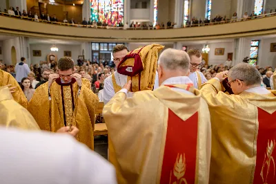 „Na swoje życie i swoje kapłaństwo trzeba popatrzeć w świetle Bożej miłości. Inaczej go nie pojmiemy ani my, ani ci, którzy będą na nas patrzeć” – mówił bp Jan Wątroba podczas Mszy św. z udzieleniem święceń prezbiteratu. 4 czerwca 2022 r. w kościele katedralnym jedenastu diakonów diecezji rzeszowskiej przyjęło sakrament kapłaństwa.
Do grona neoprezbiterów diecezji rzeszowskiej należą: ks. Sebastian Bełz z parafii w Nienadówce, ks. Krzysztof Lampart z parafii w Rudnej Wielkiej, ks. Mateusz Łachmanek z parafii w Lipinkach, ks. Karol Migut z parafii w Jasionce, ks. Marcin Murawski z parafii katedralnej w Rzeszowie, ks. Adrian Pazdan z parafii w Zagorzycach, ks. Tomasz Sienicki z parafii w Bieździedzy, ks. Dominik Świeboda z parafii w Palikówce, ks. Piotr Wąsacz z parafii bł. Władysława Findysza w Rzeszowie, ks. Mateusz Wojtuń z parafii w Święcanach oraz ks. Wiktor Zoła z parafii w Cieklinie.
Mszy św. przewodniczył i święceń udzielił bp Jan Wątroba. Eucharystię koncelebrowało około osiemdziesięciu księży, m.in: przełożeni Wyższego Seminarium Duchownego w Rzeszowie oraz proboszczowie i wikariusze z parafii rodzinnych neoprezbiterów. W Mszy św. uczestniczył abp Edward Nowak, bp Kazimierz Górny i bp Edward Białogłowski.
Zebranych w kościele katedralnym powitał ks. Krzysztof Gołąbek, proboszcz parafii.
W homilii bp Jan Wątroba nawiązał do słów z Ewangelii według św. Jana w których Chrystus tłumaczy co to znaczy być dobrym pasterzem. „Być kapłanem w Kościele Chrystusowym to znaczy mieć udział w Jego pasterskiej misji i stale upodabniać się do Dobrego Pasterza, który zna owce, karmi je, broni i jest gotów oddać życie dla ich dobra” – mówił hierarcha.
Po homilii odbył się obrzędy święceń: przyrzeczenie czci i posłuszeństwa Biskupowi Ordynariuszowi, Litania do Wszystkich Świętych podczas której kandydaci leżeli krzyżem, nałożenie rąk, modlitwa święceń oraz namaszczenie rąk krzyżmem i wręczenie chleba i wina. Podczas Liturgii Eucharystycznej nowo wyświęceni po raz pierwszy wyciągnęli dłonie nad chlebem i winem wypowiadając słowa konsekracji.
Na zakończenie Mszy św. ks. Tomasz Sienicki, podziękował w imieniu nowo wyświęconych wszystkim, którzy przyczynili się do przygotowania ich do kapłaństwa. Słowa wdzięczności, m.in. przełożonym Wyższego Seminarium Duchownego w Rzeszowie i rodzicom neoprezbiterów, wypowiedział bp Jan Wątroba. 
W drodze do zakrystii neoprezbiterzy zatrzymali się przy figurze Matki Bożej Fatimskiej zawierzając swoje kapłaństwo Matce Bożej.
W niedzielę, 5 czerwca, w Uroczystość Zesłania Ducha Świętego, neoprezbiterzy będą sprawować w swoich rodzinnych parafiach uroczyste Msze św. prymicyjne, a w najbliższych tygodniach otrzymają skierowania do parafii.

Fot. ks. Jakub Nagi oraz biala-wrona.pl
