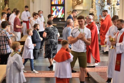 Mszą Świętą w naszej Katedrze rozpoczęły się XVI Mistrzostwa Polski Liturgicznej Służby Ołtarza w piłce nożnej o puchar „KnC”. W rozgrywkach 28 i 29 lipca 2021 r. weźmie udział 72 drużyny z 20 diecezji i 2 prowincji zakonnych. Zawody odbywają się ku pamięci śp. ks. Tomasza Blicharza.  Eucharystii przewodniczył bp Jan Wątroba. Mszę św. koncelebrowało ponad 40 księży – głównie opiekunowie drużyn sportowych z różnych diecezji. W Eucharystii uczestniczyła Stanisława Blicharz i Marcin Blicharz, mama i brat ks. Tomasz Blicharza, któremu dedykowany jest tegoroczny turniej (ks. Blicharz był przez wiele lat duszpasterzem Liturgicznej Służby Ołtarza Diecezji Rzeszowskiej, a także inicjatorem i głównym organizatorem poprzednich edycji mistrzostw LSO, które odbyły się w Rzeszowie w 2016 i 2018 r. Zmarł 17 października 2020 r. w wieku 39 lat). Po Mszy św. sportowcy z Liturgicznej Służby Ołtarza rozjechali się do czterech hal sportowych i na 8 Orlików na terenie Rzeszowa, Łąki, Trzebowniska i Tyczyna.  W zawodach uczestniczy 72 drużyny z 20 diecezji i 2 prowincji zakonnych w Polsce – jest to blisko 800 sportowców. Rywalizacja odbywa się w trzech kategoriach wiekowych: ministrant (roczniki urodzenia 2009-2013), lektor młodszy (2005-2008) i lektor starszy (2000-2004).  Diecezje rzeszowską reprezentują parafie: Gorlice (pw. Narodzenia NMP) i Rzeszów (pw. Bożego Ciała) w kategorii ministrant; Górno, Łowisko i Błażkowa w kategorii lektor młodszy oraz Zaczernie, Cmolas, Hermanowa, Rzeszów (pw. św. Mikołaja) i Tarnowiec w kategorii lektor starszy.  W poniedziałek, 28 czerwca zostaną rozegrane eliminacje. Drugi dzień zawodów również rozpocznie się Mszą św. w rzeszowskiej katedrze – Eucharystii będzie przewodniczył bp Edward Białogłowski. Ceremonię wręczenia nagród i zakończenia przewidziano na godz. 15.00 w Hali Sportowej Młodzieżowego Ośrodka Socjoterapii przy ul. Miłocińskiej w Rzeszowie.  Głównym organizatorem turnieju jest miesięcznik „KnC” – „Króluj nam Chryste”. Gospodarzami są: Diecezja Rzeszowska i Liturgiczna Służba Ołtarza Diecezji Rzeszowskiej.  Tekst i zdjęcia: ks. Tomasz Nowak 