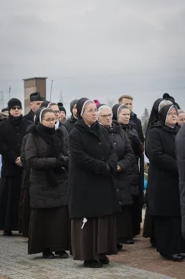 W Wielki Piątek (7 kwietnia) w Parku Papieskim odbyła się Droga Krzyżowa wprowadzająca w przeżywanie Liturgii Męki Pańskiej. Prowadzona była przez wspólnotę Wyższego Seminarium Duchownego w Rzeszowie pod przewodnictwem Biskupa Rzeszowskiego Jana Wątroby. W rozważaniach kolejnych stacji, ks. dr Mateusz Rachwalski, prefekt seminarium, zachęcał do życia zgodnie z nauką wypływającą z krzyża Chrystusowego.
fot. Małgorzata Ryndak