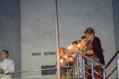 W piątek 13 sierpnia przeżywaliśmy kolejne w tym roku Nabożeństwo Fatimskie. O godz. 18.40 zostały przedstawione prośby i podziękowania do Matki Bożej Fatimskiej, w intencji których sprawowana była także Msza Święta. Eucharystii przewodniczył ks. Piotr Fortuna (proboszcz parafii Rzeszów-Matysówka), homilię zaś wygłosił ks. Jan Pyziak (proboszcz parafii Rzeszów-Matysówka w latach 1985-2018). Po Mszy Świętej wyruszyła procesja z figurą Matki Bożej, podczas której modlitwę różańcową prowadzili przedstawiciele parafii Rzeszów-Zalesie wraz ze swoim duszpasterzem ks. Marcinem Jaraczem. Modlitwę ubogaciła obecność Orkiestry Dętej pod dyrekcją Tadeusza Cielaka. Nabożeństwo zakończył Apel Jasnogórski. fot. Małgorzata Ryndak