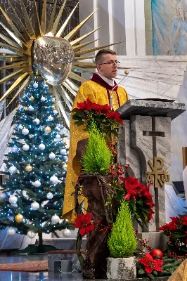 W ostatnią sobotę sierpnia katedralni parafianie pod opieką księdza proboszcza Krzysztofa Gołąbka pielgrzymowali do klasztoru na Świętym Krzyżu oraz Kielc.
Pierwszym punktem był spacer na platformę widokowo-obserwacyjną, gdzie mogliśmy podziwiać jedne z największych gołoborzy w Polsce. Gołoborza łysogórskie tworzą interesujące pola kamieni pośród lasów Puszczy Jodłowej. Nasyceni malowniczymi widokami udaliśmy się do Klasztoru Oblatów, gdzie z przewodnikiem zwiedziliśmy kryptę księcia Jeremiego Wiśniowieckiego, poznaliśmy historię powstawania Klasztoru oraz jego burzliwe dzieje. Zwiedziliśmy muzeum misyjne Ojców Oblatów i dotarliśmy do kaplicy, gdzie znajdują się relikwie drzewa Krzyża Świętego. W skupieniu i refleksji uczestniczyliśmy w modlitwie, błogosławieństwie i ucałowaniu relikwiarza.
Najważniejszym punktem na naszym pielgrzymim szlaku była Msza Święta sprawowana przez księdza proboszcza Krzysztofa Gołąbka w intencjach wszystkich uczestników pielgrzymki. Była ona dla nas szczególnym przeżyciem, ponieważ była odprawiana w Bazylice Mniejszej pw. Trójcy Świętej, sąsiadującej z kaplicą, w której znajduje się cząstka Ziemi Świętej – relikwie Świętego Krzyża. Po Mszy Świętej przyszedł czas na indywidualne zwiedzanie – wykorzystaliśmy go, aby wejść na platformę widokową wieży, skąd rozpościerają się wspaniałe i zachwycające widoki.
Następnie pojechaliśmy do Kielc, gdzie przy słonecznej pogodzie spacerowaliśmy po Rezerwacie Kadzielnia, podziwiając dawny kamieniołom, Skałkę Geologów, Pomnik Dekalogu oraz amfiteatr kielecki.
Z uwagi na wspaniały wystrój i wyjątkowe zabytki Bazyliki Katedralnej Wniebowzięcia Najświętszej Maryi Panny, ta świątynia na długo pozostanie w naszej pamięci. Podziwialiśmy również znajdujący się obok Bazyliki były Pałac Biskupów Krakowskich (obecnie znajduje się tam Muzeum Narodowe) oraz znajdujący się za nim ogród włoski.
Wycieczkę zakończyliśmy spacerem po rynku kieleckim, gdzie mogliśmy zobaczyć wyjątkowe mieszczańskie kamienice sprzed 150 lat.
Czas pielgrzymki był dla wszystkich pielgrzymów dobrze i owocnie spędzonym dniem. Nie zabrakło w nim modlitwy i refleksji, a także zachwytu nad pięknem przyrody i historycznymi zabytkami. Zachęcamy wszystkich do udziału w kolejnych pielgrzymkach.
Agnieszka i Arkadiusz Sowa
fot. Andrzej Kotowicz 