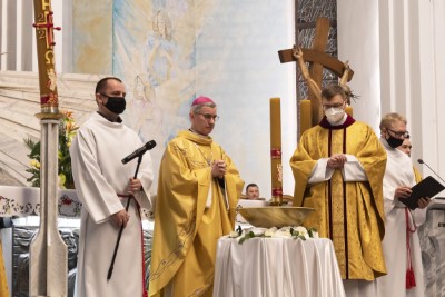 3 kwietnia 2021 r. bp Jan Wątroba przewodniczył liturgii Wigilii Paschalnej w naszej Katedrze. Podczas Mszy Świętej cztery osoby: Patrycja Dominika, Bartłomiej, Dawid Mateusz i Olech przyjęli sakrament chrztu, bierzmowania i Eucharystii.  Neofici przygotowywali się do przyjęcia sakramentów wtajemniczenia chrześcijańskiego w Diecezjalnym Centrum Katechumenatu Dorosłych, które mieści się przy parafii Miłosierdzia Bożego w Rzeszowie (ul. Kardynała K. Wojtyły 114) . Przygotowanie rozpoczyna się we wrześniu i trwa do uroczystości Zesłania Ducha Świętego. Centralnym wydarzeniem formacji jest Wigilia Paschalna, podczas której katechumeni przyjmują sakrament chrztu, bierzmowania i Eucharystii.  fot. Joanna Prasoł 