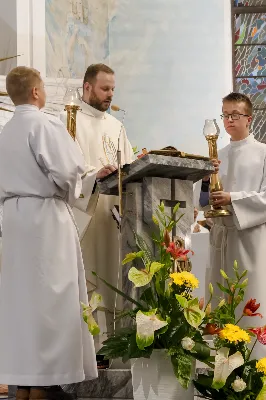 W poniedziałek 13 czerwca miało miejsce kolejne w tym roku uroczyste Nabożeństwo Fatimskie. O godz. 18.40 zostały przedstawione prośby i podziękowania do Matki Bożej Fatimskiej, w intencji których sprawowana była także Msza Święta o godz. 19.00. Eucharystii przewodniczył i homilię wygłosił ks. Tadeusz Pindara. Po Mszy Świętej ks. Tomasz Bać wraz z parafianami parafii Bożego Miłosierdzia przewodniczyli modlitwie różańcowej przy figurze Matki Bożej Fatimskiej. Nabożeństwo zakończył Apel Jasnogórski. Dziękujemy parafii pw. Matki Bożej Częstochowskiej w Rzeszowie (Drabinianka) za przygotowanie liturgii oraz parafii pw. Miłosierdzia Bożego (Biała) za prowadzenie modlitwy różańcowej. fot. Joanna Prasoł