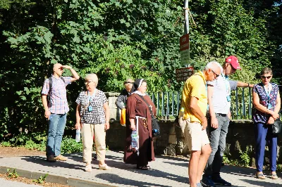 W ostatnią sobotę sierpnia katedralni parafianie pod opieką księdza proboszcza Krzysztofa Gołąbka pielgrzymowali do klasztoru na Świętym Krzyżu oraz Kielc.
Pierwszym punktem był spacer na platformę widokowo-obserwacyjną, gdzie mogliśmy podziwiać jedne z największych gołoborzy w Polsce. Gołoborza łysogórskie tworzą interesujące pola kamieni pośród lasów Puszczy Jodłowej. Nasyceni malowniczymi widokami udaliśmy się do Klasztoru Oblatów, gdzie z przewodnikiem zwiedziliśmy kryptę księcia Jeremiego Wiśniowieckiego, poznaliśmy historię powstawania Klasztoru oraz jego burzliwe dzieje. Zwiedziliśmy muzeum misyjne Ojców Oblatów i dotarliśmy do kaplicy, gdzie znajdują się relikwie drzewa Krzyża Świętego. W skupieniu i refleksji uczestniczyliśmy w modlitwie, błogosławieństwie i ucałowaniu relikwiarza.
Najważniejszym punktem na naszym pielgrzymim szlaku była Msza Święta sprawowana przez księdza proboszcza Krzysztofa Gołąbka w intencjach wszystkich uczestników pielgrzymki. Była ona dla nas szczególnym przeżyciem, ponieważ była odprawiana w Bazylice Mniejszej pw. Trójcy Świętej, sąsiadującej z kaplicą, w której znajduje się cząstka Ziemi Świętej – relikwie Świętego Krzyża. Po Mszy Świętej przyszedł czas na indywidualne zwiedzanie – wykorzystaliśmy go, aby wejść na platformę widokową wieży, skąd rozpościerają się wspaniałe i zachwycające widoki.
Następnie pojechaliśmy do Kielc, gdzie przy słonecznej pogodzie spacerowaliśmy po Rezerwacie Kadzielnia, podziwiając dawny kamieniołom, Skałkę Geologów, Pomnik Dekalogu oraz amfiteatr kielecki.
Z uwagi na wspaniały wystrój i wyjątkowe zabytki Bazyliki Katedralnej Wniebowzięcia Najświętszej Maryi Panny, ta świątynia na długo pozostanie w naszej pamięci. Podziwialiśmy również znajdujący się obok Bazyliki były Pałac Biskupów Krakowskich (obecnie znajduje się tam Muzeum Narodowe) oraz znajdujący się za nim ogród włoski.
Wycieczkę zakończyliśmy spacerem po rynku kieleckim, gdzie mogliśmy zobaczyć wyjątkowe mieszczańskie kamienice sprzed 150 lat.
Czas pielgrzymki był dla wszystkich pielgrzymów dobrze i owocnie spędzonym dniem. Nie zabrakło w nim modlitwy i refleksji, a także zachwytu nad pięknem przyrody i historycznymi zabytkami. Zachęcamy wszystkich do udziału w kolejnych pielgrzymkach.
Agnieszka i Arkadiusz Sowa
fot. Andrzej Kotowicz 