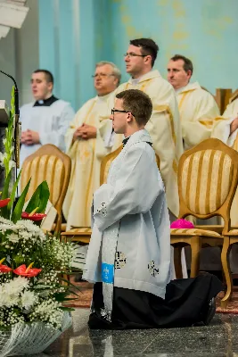 W piątek 13 sierpnia przeżywaliśmy kolejne w tym roku Nabożeństwo Fatimskie. O godz. 18.40 zostały przedstawione prośby i podziękowania do Matki Bożej Fatimskiej, w intencji których sprawowana była także Msza Święta. Eucharystii przewodniczył ks. Piotr Fortuna (proboszcz parafii Rzeszów-Matysówka), homilię zaś wygłosił ks. Jan Pyziak (proboszcz parafii Rzeszów-Matysówka w latach 1985-2018). Po Mszy Świętej wyruszyła procesja z figurą Matki Bożej, podczas której modlitwę różańcową prowadzili przedstawiciele parafii Rzeszów-Zalesie wraz ze swoim duszpasterzem ks. Marcinem Jaraczem. Modlitwę ubogaciła obecność Orkiestry Dętej pod dyrekcją Tadeusza Cielaka. Nabożeństwo zakończył Apel Jasnogórski. fot. Małgorzata Ryndak