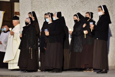 W czwartek 13 maja przeżywaliśmy uroczyste Nabożeństwo Fatimskie. Naszym modlitwom przewodniczył ks. dr Sławomir Jeziorski, prefekt i wykładowca Wyższego Seminarium Duchownego w Rzeszowie. O godz. 18.45 zostały przedstawione prośby i podziękowania do Matki Bożej Fatimskiej, w intencji których sprawowana była także Msza Święta. W koncelebrze uczestniczył ks. Piotr Tarnawski, radca Nuncjatury Apostolskiej w Moskwie, ks. Jan Młynarczyk, emerytowany proboszcz parafii Matki Bożej Królowej Polski i św. Jana Kantego w Sandomierzu i ks. Krzysztof Gołąbek, proboszcz parafii katedralnej i kustosz sanktuarium. Po Mszy Świętej wyruszyła procesja z figurą Matki Bożej. Nabożeństwo zakończył Apel Jasnogórski. fot. Małgorzata Ryndak