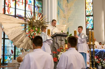 W czwartek 13 czerwca przeżywaliśmy uroczyste Nabożeństwo Fatimskie. Naszym modlitwom przewodniczył ks. Tadeusz Pindara. Kazanie wygłosił ks. Paweł Blat. O godz. 18.40 zostały przedstawione prośby i podziękowania do Matki Bożej Fatimskiej, w intencji których sprawowana była także Msza Święta. Po Mszy Świętej wyruszyła procesja z figurą Matki Bożej i relikwiami świętych Dzieci Fatimskich. Nabożeństwo zakończył Apel Jasnogórski. Dziękujemy parafii pw. Matki Bożej Częstochowskiej (Drabinianka) w Rzeszowie za przygotowanie liturgii oraz parafii pw. Miłosierdzia Bożego (Biała) za prowadzenie modlitwy różańcowej. fot. Joanna Prasoł 