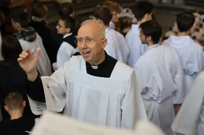 „Eucharystia powinna nas prowadzić do odkrycia kapłańskiej misji Ludu Bożego, kapłańskiej misji każdego z nas” – powiedział Biskup Rzeszowski podczas Mszy Wieczerzy Pańskiej, której przewodniczył w katedrze rzeszowskiej w Wielki Czwartek, 2 kwietnia 2026 r.
Podczas uroczystej liturgii Wielkiego Czwartku w katedrze rzeszowskiej, której przewodniczył bp Jan Wątroba, wierni zostali zaproszeni do refleksji nad tajemnicą Eucharystii, kapłaństwa oraz powołania całego Ludu Bożego do udziału w misji Chrystusa. Na zakończenie homilii biskup zachęcił do szczególnej modlitwy za kapłanów, zwłaszcza tych przeżywających trudności i kryzysy. „Panie Jezu, dobry pasterzu i towarzyszu wędrówki, dziś powierzamy Ci wszystkich kapłanów, ale zwłaszcza tych, którzy przechodzą chwilę kryzysu” – powiedział Biskup Rzeszowski. Wezwał także wspólnotę wiernych do troski o kapłanów poprzez modlitwę, życzliwość i wsparcie.
Wielkoczwartkowa liturgia w katedrze rzeszowskiej stała się nie tylko dziękczynieniem za dar Eucharystii i kapłaństwa, ale także wezwaniem do odnowienia świadomości odpowiedzialności każdego wiernego za życie Kościoła i świadectwo wiary w świecie. fot. ks. Jakub Oczkowicz