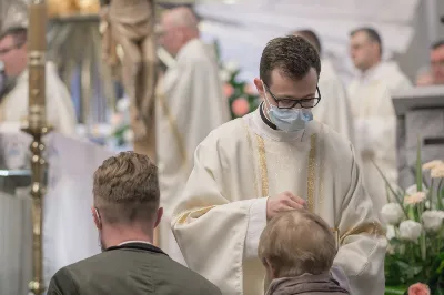 W kościele katedralnym w Rzeszowie bp Jan Wątroba przewodniczył Mszy św., która zainaugurowała fazę diecezjalną ogólnokościelnego synodu biskupów, który przebiega pod hasłem “W stronę Kościoła synodalnego. Komunia. Uczestnictwo. Misja”. W Eucharystii uczestniczył również bp Kazimierz Górny, kapłani odpowiedzialni za poszczególne duszpasterstwa w diecezji, siostry zakonne i świeccy.  Przed rozpoczęciem Eucharystii, ks. dr Rafał Flak, który jest dyrektorem wydziału duszpasterskiego, a także diecezjalnym koordynatorem synodu, wyjaśnił wiernym zebranym w katedrze czym jest rozpoczęty synod i jaka jest jego problematyka oraz jakie są oczekiwania Ojca Świętego, który zainicjował to wydarzenie.  “Synod jest synodem o tym, jaki teraz jest Kościół, jak bardzo jest prawdziwą wspólnotą i co możemy zrobić, żeby bardziej spełniał swoją misję. Synod ma tworzyć przestrzeń do wspólnej modlitwy i rozmowy oraz skłonić do zastanowienia się, jak wygląda nasze “podążanie razem”, bo to jest znaczenie terminu “synod”. Co jest w nim wyjątkowe? Że nie jest synodem wyłącznie biskupów, ale wszystkich wiernych” – podkreślał ks. Flak .  Powołując się na “Vademecum synodu o synodalności”, ks. Rafał Flak mówił, że na etapie diecezjalnym synodu konieczne jest doprowadzenie do spotkania na linii duchowni-świeccy, by nawzajem wypowiedzieć konstruktywne uwagi o Kościele dzisiaj. “Vademecum mówi także o tym, opisując dziewięć pułapek, w które można wpaść, organizując synodalne rozmowy. To na przykład słuchanie tylko tych, którzy już są zaangażowani w działalność Kościoła, skupianie się na sobie i na naglących troskach, dostrzeganie tylko “problemów” albo patrzenie na synodalność jak na “korporacyjne ćwiczenie strategiczne”, nie jak na proces duchowy, któremu przewodzi Duch Święty”.  W homilii bp Jan Wątroba powiedział, że synod jest “pójściem wspólną drogą”, na której znajdują się wierni tworzący Kościół i Chrystus będący centrum Kościoła. “Synod towarzyszy Kościołowi od samego początku istnienia, dlatego nie jest czymś nowym. To w taki wspólnotowy sposób, poprzez słuchanie Ducha Świętego, Kościół przez wieki był konfrontowany z różnymi wydarzeniami, zagrożeniami i wyzwaniami i w ten sposób je podejmował, rozwiązywał i podejmował ważne decyzje oraz dokonywał wyboru. Zawsze działo się to i dzieje dzisiaj przy wzywaniu Ducha Świętego i słuchaniu Go” – mówił bp Wątroba.  Biskup Rzeszowski podkreślał również, że Ojciec Święty Franciszek zaprosił cały Kościół, cały lud Boży, czyli wszystkich ochrzczonych niezależnie w jakim żyją stanie, środowisku, bez względu na to jaki jest poziom ich życia moralnego, jakie jest ich aktualne zaangażowanie w życie Kościoła. Wszyscy na mocy chrztu świętego są odpowiedzialni za Kościół, za jego kształt, misję, owocność jego działania oraz za to, na ile Kościół jest tym i taki jakim go chciał mieć Jezus. Wszyscy zatem jesteśmy odpowiedzialni za to, na ile nasz Kościół jest “jakby sakramentem zbawienia”, czyli “widzialnym znakiem, niewidzialnej łaski”. Więc każdy jest zaproszony do udziału w synodzie, którego kluczem oprócz słowa “droga”, jest “spotkanie”, “słuchanie”, “rozeznawanie” – wyjaśniał bp Wątroba.  Na zakończenie homilii bp Jan Wątroba zaprosił wszystkich obecnych w katedrze, a także słuchaczy Katolickiego Radia VIA do włączenia się w modlitwę za synod i o dobre jego owoce.   fot. Małgorzata Ryndak