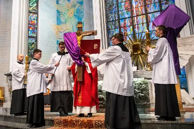 Liturgia Męki Pańskiej rozpoczęła się od procesji wejścia w zupełnej ciszy i gestu prostracji – pokornego padnięcia twarzą do ziemi głównego celebransa – Biskupa Rzeszowskiego Jana Wątroby. Drugim etapem nabożeństwa była Liturgia Słowa. Jej centrum stanowiła Męka Pańska w relacji wg św. Jana – odśpiewana przez ks. Juliana Wybrańca, kl. Dawida Piroga oraz kl. Karola Baraniewicza, z partiami tłumu wykonanymi przez Katedralny Chór Chłopięco-Męski Pueri Cantores Resovienses (tenory i basy), pod dyrekcją ks. dra Andrzeja Widaka we współpracy z Angelą Pacutą i Edytą Kotulą, dyrygentkami chóru.

W homilii bp Jan Wątroba zapraszał do odczytania na nowo sensu krzyża Jezusa i Jego Orędzia.

Trzecią częścią liturgii była adoracja krzyża. W pierwszej kolejności krzyż adorowali poprzez ucałowanie: Ksiądz Biskup, księża z Wyższego Seminarium Duchownego w Rzeszowie, księża katedralni oraz siostry zakonne. Następnie hołd krzyżowi oddali wszyscy wierni, wpatrując się w krzyż trzymany przez ks. Krzysztofa Gołąbka, proboszcza katedry.

Ostatnią częścią liturgii był obrzęd Komunii św. zakończony przeniesieniem Pana Jezusa w monstrancji do tzw. Bożego grobu. W tym roku dekoracja grobu nawiązuje do przeżywanego roku duszpasterskiego pt. „Wierzę w Kościół Chrystusowy”. Projekt autorstwa ks. Pawła Wójcika, wikariusza katedralnego, zachęca do pogłębienia relacji z Jezusem i jak wzywa napis umieszczony na grobie do „zakorzenienia w Kościele Chrystusa”.
fot. Joanna Prasoł 