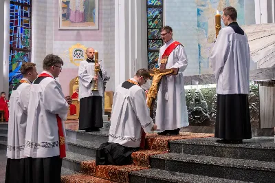 Liturgia Męki Pańskiej rozpoczęła się od procesji wejścia w zupełnej ciszy i gestu prostracji – pokornego padnięcia twarzą do ziemi głównego celebransa – Biskupa Rzeszowskiego Jana Wątroby. Drugim etapem nabożeństwa była Liturgia Słowa. Jej centrum stanowiła Męka Pańska w relacji wg św. Jana – odśpiewana przez ks. Juliana Wybrańca, kl. Dawida Piroga oraz kl. Karola Baraniewicza, z partiami tłumu wykonanymi przez Katedralny Chór Chłopięco-Męski Pueri Cantores Resovienses (tenory i basy), pod dyrekcją ks. dra Andrzeja Widaka we współpracy z Angelą Pacutą i Edytą Kotulą, dyrygentkami chóru.

W homilii bp Jan Wątroba zapraszał do odczytania na nowo sensu krzyża Jezusa i Jego Orędzia.

Trzecią częścią liturgii była adoracja krzyża. W pierwszej kolejności krzyż adorowali poprzez ucałowanie: Ksiądz Biskup, księża z Wyższego Seminarium Duchownego w Rzeszowie, księża katedralni oraz siostry zakonne. Następnie hołd krzyżowi oddali wszyscy wierni, wpatrując się w krzyż trzymany przez ks. Krzysztofa Gołąbka, proboszcza katedry.

Ostatnią częścią liturgii był obrzęd Komunii św. zakończony przeniesieniem Pana Jezusa w monstrancji do tzw. Bożego grobu. W tym roku dekoracja grobu nawiązuje do przeżywanego roku duszpasterskiego pt. „Wierzę w Kościół Chrystusowy”. Projekt autorstwa ks. Pawła Wójcika, wikariusza katedralnego, zachęca do pogłębienia relacji z Jezusem i jak wzywa napis umieszczony na grobie do „zakorzenienia w Kościele Chrystusa”.
fot. Joanna Prasoł 