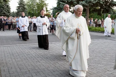 W czwartek 13 czerwca przeżywaliśmy uroczyste Nabożeństwo Fatimskie. Naszym modlitwom przewodniczył ks. Tadeusz Pindara. Kazanie wygłosił ks. Paweł Blat. O godz. 18.40 zostały przedstawione prośby i podziękowania do Matki Bożej Fatimskiej, w intencji których sprawowana była także Msza Święta. Po Mszy Świętej wyruszyła procesja z figurą Matki Bożej i relikwiami świętych Dzieci Fatimskich. Nabożeństwo zakończył Apel Jasnogórski. Dziękujemy parafii pw. Matki Bożej Częstochowskiej (Drabinianka) w Rzeszowie za przygotowanie liturgii oraz parafii pw. Miłosierdzia Bożego (Biała) za prowadzenie modlitwy różańcowej. fot. Joanna Prasoł 