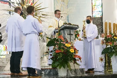 W uroczystość Najświętszego Ciała i Krwi Chrystusa Mszy Świętej w naszej Katedrze przewodniczył ks. proboszcz Krzysztof Gołąbek. Homilię wygłosił ks. Julian Wybraniec - wikariusz katedralny. Po zakończeniu liturgii wyruszyła procesja eucharystyczna do czterech ołtarzy rozmieszczonych wokół Katedry. W roku setnej rocznicy urodzin św. Jana Pawła II każdy z ołtarzy zawierał wizerunek Ojca Świętego i hasła inspirowane encykliką papieża pt. „Ecclesia de Eucharistia”: „Eucharystia sercem świata”, „Żyjemy dzięki Eucharystii”, „Eucharystia tworzy wspólnotę” i „Eucharystia bramą do nieba”. 