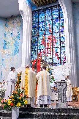 O świcie w Niedzielę Zmartwychwstania została odprawiona uroczysta Mszy św. w rzeszowskiej katedrze. Eucharystię poprzedziła procesja rezurekcyjna z Najświętszym Sakramentem. W oprawie muzycznej celebracji wziął udział katedralny chór chłopięco-męski Pueri Cantores Resovienses oraz katedralna orkiestra dęta.
Dnia 31 marca 2024 r. o godz. 6 w rzeszowskiej katedrze na rozpoczęcie procesji rezurekcyjnej rozbrzmiało zawołanie: „Chrystus zmartwychwstał, prawdziwie zmartwychwstał”. Wyrazem radości paschalnej była procesja z Najświętszym Sakramentem dokoła katedry z udziałem licznie zgromadzonych wiernych, straży grobowej i orkiestry dętej.
Po zakończonej procesji, została odprawiona uroczysta Eucharystia pod przewodnictwem ks. Krzysztofa Gołąbka, prepozyta rzeszowskiej kapituły katedralnej i proboszcza miejscowej wspólnoty parafialnej. Homilię wygłosił ks. Michał Rurak, penitencjarz kapituły, który zachęcał do zgłębiania tajemnicy zmartwychwstania.

„Zmartwychwstania jest czymś jedynym i wyjątkowym w swoim rodzaju. Łatwo napisać i powiedzieć czym zmartwychwstanie nie jest. Ale napisać i powiedzieć czym zmartwychwstanie jest, to zadanie na całe życie, i to nie tylko dla teologa czy księdza. To zadanie dla każdego z nas. Najważniejsze zadanie w życiu, bo ono zdecyduje co z nami będzie” – mówił kaznodzieja.
Ks. Rurak ukazał konsekwencje zmartwychwstania Chrystusa dla każdego wierzącego w kontekście całej historii Boga i człowieka. Mówił: „Zmartwychwstanie nie dotyczy tylko przyszłości, czasu po śmierci. Ono ma także znaczenie dla naszej doczesności. Bo skoro życie ma prowadzić do Zmartwychwstania, to znaczy, że ma wartość samo w sobie, że trzeba je szanować i jak najlepiej przeżyć.”
Na zakończenie Eucharystii transmitowanej przez katolickie Radio „VIA”, katedralny chór chłopięco-męski Pueri Cantores Resovienses pod dyrekcją Aleksandry Fiołek-Matuszewskiej wykonał uroczyste „Alleluja” z oratorium G.F. Haendla. Po zakończonej Mszy św. rezurekcyjnej katedralna orkiestra dęta pod batutą Tadeusza Cielaka odegrała radosne utwory wielkanocne. fot. Joanna Prasoł