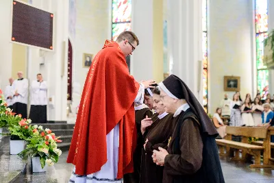 26 grudnia o godz. 12.00 Mszy Świętej w naszej Katedrze przewodniczył Ks. Bp Edward Białogłowski. Podczas Mszy Świętej śpiewał chór katedralny Pueri Cantores Resovienses. Po Mszy Świętej Ksiądz Biskup wraz z chórzystami dzielili się opłatkiem. fot. Fotografiarzeszow