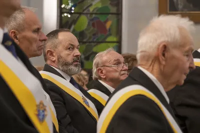 Wrześniowe nabożeństwo fatimskie, będące odpowiedzią na wezwanie Maryi do modlitwy i pokuty, odbyło się w ubiegły wtorek, 13 dnia miesiąca. Tym razem w Katedrze Rzeszowskiej zostało przygotowane przez parafie św. Michała Archanioła oraz św. Jadwigi Królowej.
Nabożeństwo rozpoczęło się odczytaniem próśb i podziękowań do Matki Bożej Fatimskiej, w intencji których następnie sprawowana była Msza Święta. Uroczystej, koncelebrowanej liturgii przewodniczył ks. Tomasz Gałuszka – wikariusz parafii św. Jadwigi.
Słowo Boże wygłosił ks. Grzegorz Kot – Diecezjalny Duszpasterz Trzeźwości i Osób Uzależnionych. Nawiązał do liturgii słowa z dnia, podkreślając trafne powiązanie z Tajemnicą Fatimską. „Niejedna matka dzisiaj płacze, jak owa kobieta z Nain, nad śmiercią swojego dziecka. Niejedna matka płacze, patrząc na pogubienie swojego dziecka – że życie mu nie wychodzi, że się poplątało, że nie chodzi do kościoła, nie modli się. Ową matką jest również Kościół, który płacze, kiedy się gubimy, kiedy w naszym sercu zaczyna kiełkować grzech i zaczynamy odchodzić. Trzeba nam stanąć w prawdzie i uderzyć się we własne piersi – i po to tu jesteśmy, aby modlitwą różańcową złożyć zadośćuczynienie za grzechy swoje i całego świata”.
„To nabożeństwo winno nas wprowadzać w osobistą retrospekcję, rachunek sumienia – czy oby jestem bratem dla brata? Bo może w moje serce wkradło się porównywanie, osądzanie, obmowa wobec tych, którzy się pogubili na drogach swojego życia” – mówił dalej ks. Grzegorz.
Kaznodzieja zachęcał do odpowiedzi na wołanie Matki Bożej w Fatimie i porzucenie obaw, strachu i niepewności. „Może nam się wydawać, gdyby Bóg na naszych oczach dotknął trumny, kogoś wskrzesił, byłoby nam łatwiej wierzyć. Nic bardziej mylnego. Wystarczy zerknąć na Łazarza i bogacza, wołającego: Ojcze Abrahamie, poślij kogoś z umarłych do żyjących, a na pewno uwierzą. Poślij kogoś. Bóg posyła Matkę do dzieci w Fatimie, a idąc dalej – posyła dzieci. O co prosi Matka Boża w Fatimie? O pokutę i różaniec. Trzecia Tajemnica Fatimska może przerażać, ale tych, co wierzą, nie powinna. Jeżeli w Twoim sercu jest wiara, nie stanie ci się krzywda”.
Po zakończonej liturgii Mszy Świętej wierni polecali swoje intencje w modlitwie różańcowej przy figurze Matki Bożej Fatimskiej. Modlitwę prowadzili ks. Rafał Kłos (wikariusz parafii św. Michała Archanioła) oraz diakoni. Ze względu na trwający remont schodów zrezygnowano z procesji. Nabożeństwo zakończono odśpiewaniem Apelu Jasnogórskiego o godz. 21.00. Następnie jeszcze przez godziną trwała indywidualna adoracja Najświętszego Sakramentu.
Posługę muzyczną podjął chór Michael z parafii św. Michała Archanioła w Rzeszowie oraz orkiestra dęta prowadzona przez p. Tadeusza Cielaka. Obecne były także poczty sztandarowe, przedstawiciele Rycerzy Kolumba i Bractwa św. Michała Archanioła.
Ostatnie w tym roku nabożeństwo fatimskie odbędzie się 13 października. W Katedrze Rzeszowskiej będzie prowadzone przez Wyższe Seminarium Duchowne w Rzeszowie.

fot. Joanna Prasoł 