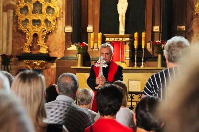 W ostatnią sobotę sierpnia katedralni parafianie pod opieką księdza proboszcza Krzysztofa Gołąbka pielgrzymowali do klasztoru na Świętym Krzyżu oraz Kielc.
Pierwszym punktem był spacer na platformę widokowo-obserwacyjną, gdzie mogliśmy podziwiać jedne z największych gołoborzy w Polsce. Gołoborza łysogórskie tworzą interesujące pola kamieni pośród lasów Puszczy Jodłowej. Nasyceni malowniczymi widokami udaliśmy się do Klasztoru Oblatów, gdzie z przewodnikiem zwiedziliśmy kryptę księcia Jeremiego Wiśniowieckiego, poznaliśmy historię powstawania Klasztoru oraz jego burzliwe dzieje. Zwiedziliśmy muzeum misyjne Ojców Oblatów i dotarliśmy do kaplicy, gdzie znajdują się relikwie drzewa Krzyża Świętego. W skupieniu i refleksji uczestniczyliśmy w modlitwie, błogosławieństwie i ucałowaniu relikwiarza.
Najważniejszym punktem na naszym pielgrzymim szlaku była Msza Święta sprawowana przez księdza proboszcza Krzysztofa Gołąbka w intencjach wszystkich uczestników pielgrzymki. Była ona dla nas szczególnym przeżyciem, ponieważ była odprawiana w Bazylice Mniejszej pw. Trójcy Świętej, sąsiadującej z kaplicą, w której znajduje się cząstka Ziemi Świętej – relikwie Świętego Krzyża. Po Mszy Świętej przyszedł czas na indywidualne zwiedzanie – wykorzystaliśmy go, aby wejść na platformę widokową wieży, skąd rozpościerają się wspaniałe i zachwycające widoki.
Następnie pojechaliśmy do Kielc, gdzie przy słonecznej pogodzie spacerowaliśmy po Rezerwacie Kadzielnia, podziwiając dawny kamieniołom, Skałkę Geologów, Pomnik Dekalogu oraz amfiteatr kielecki.
Z uwagi na wspaniały wystrój i wyjątkowe zabytki Bazyliki Katedralnej Wniebowzięcia Najświętszej Maryi Panny, ta świątynia na długo pozostanie w naszej pamięci. Podziwialiśmy również znajdujący się obok Bazyliki były Pałac Biskupów Krakowskich (obecnie znajduje się tam Muzeum Narodowe) oraz znajdujący się za nim ogród włoski.
Wycieczkę zakończyliśmy spacerem po rynku kieleckim, gdzie mogliśmy zobaczyć wyjątkowe mieszczańskie kamienice sprzed 150 lat.
Czas pielgrzymki był dla wszystkich pielgrzymów dobrze i owocnie spędzonym dniem. Nie zabrakło w nim modlitwy i refleksji, a także zachwytu nad pięknem przyrody i historycznymi zabytkami. Zachęcamy wszystkich do udziału w kolejnych pielgrzymkach.
Agnieszka i Arkadiusz Sowa
fot. Andrzej Kotowicz 