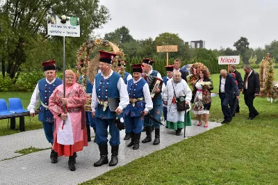 W niedzielę 29 sierpnia 2021 r. w Parku Papieskim w Rzeszowie odbyły się Dożynki Diecezjalne. Mimo deszczowej pogody do Parku Papieskiego przyjechało 57 delegacji z parafii diecezji rzeszowskiej z 65 wieńcami. Tegoroczną obsługę dożynek, w tym przygotowanie liturgii, zapewnili wierni i duszpasterze z dekanatu Rzeszów Wschód. Przed Mszą św. członkowie Stowarzyszenia Przyjaciół Ziemi Słocińskiej zaprezentowali program słowno-muzyczny. Podczas Mszy św. wystąpił chór z parafii św. Rocha w Rzeszowie pod dyrekcją Krzysztofa Husa oraz Gminna Orkiestra Dęta z Krasnego. Przed rozpoczęciem Mszy św. ks. Jerzy Uchman, diecezjalny duszpasterz rolników, przywitał przybyłych do Rzeszowa rolników, ogrodników, sadowników i pszczelarzy, wśród nich starostów dożynek: Marka Leśniewskiego i Teresę Kilar z parafii św. Rocha w Rzeszowie. Mszy św. przewodniczył bp Jan Wątroba. W koncelebrze uczestniczył bp Kazimierz Górny, ks. Wiesław Szurek oraz blisko dwudziestu księży. W długiej procesji z darami do ołtarza podeszły delegacje wszystkich obecnych parafii przynosząc chleby, wino, miód i owoce. Na zakończenie liturgii Biskup Rzeszowski pobłogosławił przyniesione płody ziemi. Po błogosławieństwie poszczególne delegacje, przedstawiane przez ks. Rafała Flaka, dyrektora Wydziału Duszpasterskiego Kurii Diecezjalnej w Rzeszowie, zaprezentowały swoje wieńce.  Fot. ks. Tomasz Nowak