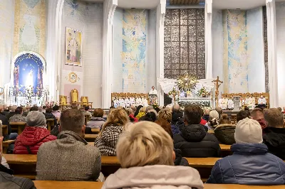 Objawienia Fatimskie to ważny dla katolików znak Bożej Opatrzności i nieustannej opieki Matki Bożej. Fatima to miasto w środkowo-zachodniej Portugalii. To właśnie tam miały miejsce objawienia Najświętszej Maryi Panny w 1917 roku, jakich doświadczyli Łucja Dos Santos oraz Hiacynta i Franciszek Marto – mali pastuszkowie. Maryja ukazywała się dzieciom każdego 13-go dnia miesiąca od maja do października.  Na pamiątkę tychże objawień, Kościół Katolicki uczestniczy w tzw. nabożeństwach fatimskich. Ostatnie z nich miały miejsce 13 października – w naszej Katedrze obecna była również cała wspólnota Wyższego Seminarium Duchownego w Rzeszowie. Uroczystości rozpoczęły się Mszą świętą o godzinie 19:00 pod przewodnictwem księdza rektora Pawła Pietrusiaka, zaś homilię wygłosił ojciec duchowny ks. Andrzej Szpaczyński.  Ojciec Andrzej już na początku wygłaszanego słowa skierował naszą uwagę na wielki cud Eucharystii: „Czy zobaczymy jakiś cud? Czy dany będzie jakiś znak?” – zapytał i od razu odpowiedział: „Nie wiadomo, czy będzie coś niezwykłego, ale jestem przekonany, że będzie cud – cud przemiany chleba i wina w Ciało i Krew Chrystusa – ten cud się dokona”. To bardzo ważne w życiu każdego chrześcijanina, aby nie szukać mistycznych doznań, czy szczególnych znaków od Boga, ale aby ujrzeć największy cud jakim jest Eucharystia. W tym darze możemy uczestniczyć każdego dnia i do tego też jesteśmy zaproszeni.  Po Eucharystii odbyła się procesja z figurą Matki Bożej Fatimskiej oraz Różaniec z rozważaniami przygotowanymi przez diakonów naszej diecezji.  Jesteśmy wdzięczni Panu Bogu za łaskę miłosierdzia i wezwania do pokoju jakie przesłał przez objawienia Pani Fatimskiej i nieustannie prosimy Go, abyśmy coraz mocniej potrafili kochać i dążyć do jedności. Za ten czas wspólnej modlitwy, chwała Panu!  fot. Joanna Prasoł