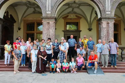 W ostatnią sobotę sierpnia katedralni parafianie pod opieką księdza proboszcza Krzysztofa Gołąbka pielgrzymowali do klasztoru na Świętym Krzyżu oraz Kielc.
Pierwszym punktem był spacer na platformę widokowo-obserwacyjną, gdzie mogliśmy podziwiać jedne z największych gołoborzy w Polsce. Gołoborza łysogórskie tworzą interesujące pola kamieni pośród lasów Puszczy Jodłowej. Nasyceni malowniczymi widokami udaliśmy się do Klasztoru Oblatów, gdzie z przewodnikiem zwiedziliśmy kryptę księcia Jeremiego Wiśniowieckiego, poznaliśmy historię powstawania Klasztoru oraz jego burzliwe dzieje. Zwiedziliśmy muzeum misyjne Ojców Oblatów i dotarliśmy do kaplicy, gdzie znajdują się relikwie drzewa Krzyża Świętego. W skupieniu i refleksji uczestniczyliśmy w modlitwie, błogosławieństwie i ucałowaniu relikwiarza.
Najważniejszym punktem na naszym pielgrzymim szlaku była Msza Święta sprawowana przez księdza proboszcza Krzysztofa Gołąbka w intencjach wszystkich uczestników pielgrzymki. Była ona dla nas szczególnym przeżyciem, ponieważ była odprawiana w Bazylice Mniejszej pw. Trójcy Świętej, sąsiadującej z kaplicą, w której znajduje się cząstka Ziemi Świętej – relikwie Świętego Krzyża. Po Mszy Świętej przyszedł czas na indywidualne zwiedzanie – wykorzystaliśmy go, aby wejść na platformę widokową wieży, skąd rozpościerają się wspaniałe i zachwycające widoki.
Następnie pojechaliśmy do Kielc, gdzie przy słonecznej pogodzie spacerowaliśmy po Rezerwacie Kadzielnia, podziwiając dawny kamieniołom, Skałkę Geologów, Pomnik Dekalogu oraz amfiteatr kielecki.
Z uwagi na wspaniały wystrój i wyjątkowe zabytki Bazyliki Katedralnej Wniebowzięcia Najświętszej Maryi Panny, ta świątynia na długo pozostanie w naszej pamięci. Podziwialiśmy również znajdujący się obok Bazyliki były Pałac Biskupów Krakowskich (obecnie znajduje się tam Muzeum Narodowe) oraz znajdujący się za nim ogród włoski.
Wycieczkę zakończyliśmy spacerem po rynku kieleckim, gdzie mogliśmy zobaczyć wyjątkowe mieszczańskie kamienice sprzed 150 lat.
Czas pielgrzymki był dla wszystkich pielgrzymów dobrze i owocnie spędzonym dniem. Nie zabrakło w nim modlitwy i refleksji, a także zachwytu nad pięknem przyrody i historycznymi zabytkami. Zachęcamy wszystkich do udziału w kolejnych pielgrzymkach.
Agnieszka i Arkadiusz Sowa
fot. Andrzej Kotowicz 