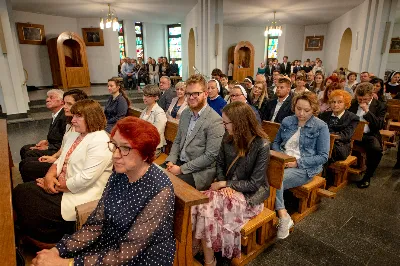 „Na swoje życie i swoje kapłaństwo trzeba popatrzeć w świetle Bożej miłości. Inaczej go nie pojmiemy ani my, ani ci, którzy będą na nas patrzeć” – mówił bp Jan Wątroba podczas Mszy św. z udzieleniem święceń prezbiteratu. 4 czerwca 2022 r. w kościele katedralnym jedenastu diakonów diecezji rzeszowskiej przyjęło sakrament kapłaństwa.
Do grona neoprezbiterów diecezji rzeszowskiej należą: ks. Sebastian Bełz z parafii w Nienadówce, ks. Krzysztof Lampart z parafii w Rudnej Wielkiej, ks. Mateusz Łachmanek z parafii w Lipinkach, ks. Karol Migut z parafii w Jasionce, ks. Marcin Murawski z parafii katedralnej w Rzeszowie, ks. Adrian Pazdan z parafii w Zagorzycach, ks. Tomasz Sienicki z parafii w Bieździedzy, ks. Dominik Świeboda z parafii w Palikówce, ks. Piotr Wąsacz z parafii bł. Władysława Findysza w Rzeszowie, ks. Mateusz Wojtuń z parafii w Święcanach oraz ks. Wiktor Zoła z parafii w Cieklinie.
Mszy św. przewodniczył i święceń udzielił bp Jan Wątroba. Eucharystię koncelebrowało około osiemdziesięciu księży, m.in: przełożeni Wyższego Seminarium Duchownego w Rzeszowie oraz proboszczowie i wikariusze z parafii rodzinnych neoprezbiterów. W Mszy św. uczestniczył abp Edward Nowak, bp Kazimierz Górny i bp Edward Białogłowski.
Zebranych w kościele katedralnym powitał ks. Krzysztof Gołąbek, proboszcz parafii.
W homilii bp Jan Wątroba nawiązał do słów z Ewangelii według św. Jana w których Chrystus tłumaczy co to znaczy być dobrym pasterzem. „Być kapłanem w Kościele Chrystusowym to znaczy mieć udział w Jego pasterskiej misji i stale upodabniać się do Dobrego Pasterza, który zna owce, karmi je, broni i jest gotów oddać życie dla ich dobra” – mówił hierarcha.
Po homilii odbył się obrzędy święceń: przyrzeczenie czci i posłuszeństwa Biskupowi Ordynariuszowi, Litania do Wszystkich Świętych podczas której kandydaci leżeli krzyżem, nałożenie rąk, modlitwa święceń oraz namaszczenie rąk krzyżmem i wręczenie chleba i wina. Podczas Liturgii Eucharystycznej nowo wyświęceni po raz pierwszy wyciągnęli dłonie nad chlebem i winem wypowiadając słowa konsekracji.
Na zakończenie Mszy św. ks. Tomasz Sienicki, podziękował w imieniu nowo wyświęconych wszystkim, którzy przyczynili się do przygotowania ich do kapłaństwa. Słowa wdzięczności, m.in. przełożonym Wyższego Seminarium Duchownego w Rzeszowie i rodzicom neoprezbiterów, wypowiedział bp Jan Wątroba. 
W drodze do zakrystii neoprezbiterzy zatrzymali się przy figurze Matki Bożej Fatimskiej zawierzając swoje kapłaństwo Matce Bożej.
W niedzielę, 5 czerwca, w Uroczystość Zesłania Ducha Świętego, neoprezbiterzy będą sprawować w swoich rodzinnych parafiach uroczyste Msze św. prymicyjne, a w najbliższych tygodniach otrzymają skierowania do parafii.

Fot. ks. Jakub Nagi oraz biala-wrona.pl
