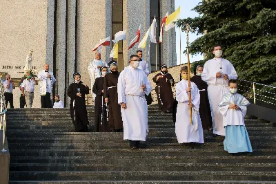 W sobotę 13 czerwca przeżywaliśmy uroczyste Nabożeństwo Fatimskie. Naszym modlitwom przewodniczył ks. Krzysztof Gołąbek - proboszcz naszej Katedry. Homilię wygłosił ks. dr Krzysztof Golas. O godz. 18.40 zostały przedstawione prośby i podziękowania do Matki Bożej Fatimskiej, w intencji których sprawowana była także Msza Święta. Po Mszy Świętej wyruszyła procesja z figurą Matki Bożej. Nabożeństwo zakończył Apel Jasnogórski.  fot. Joanna Prasoł