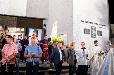 W środę 13 września przeżywaliśmy kolejne w tym roku Nabożeństwo Fatimskie. O godz. 18.40 zostały przedstawione prośby i podziękowania do Matki Bożej Fatimskiej, w intencji których sprawowana była także Msza Święta. Eucharystii przewodniczył i homilię wygłosił ks. Marek Kotwa – wikariusz parafii pw. Św. Michała Archanioła w Rzeszowie. Po Mszy Świętej wyruszyła procesja z figurą Matki Bożej, podczas której modlitwę różańcową prowadzili przedstawiciele parafii pw. Św. Jadwigi Królowej wraz ze swoimi duszpasterzami: ks. Tomaszem Gałuszką oraz ks. Łukaszem Mariuszycem, zaś figurę Matki Bożej nieśli przedstawiciele Bractwa św. Michała Archanioła, Rycerzy Kolumba oraz Związku Strzeleckiego "Strzelec". Modlitwę ubogaciła obecność Orkiestry Dętej pod dyrekcją Tadeusza Cielaka. Nabożeństwo zakończył Apel Jasnogórski. fot. Jola Warchoł