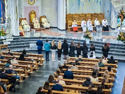 W sobotnie południe 67 naszych młodych parafian przyjęło sakrament bierzmowania. Po dwóch latach przygotowań wyrazili przed bpem Janem Wątrobą swoje pragnienie świadczenia o wierze i życia według jej zasad. Jako motto ich wzrostu w dojrzałości chrześcijańskiej Ksiądz Biskup zaproponował słowa św. Piotra: "Trzeba słuchać bardziej Boga niż ludzi".
Fot. Piotr Reszko i Katarzyna Franiszyn-Luciano