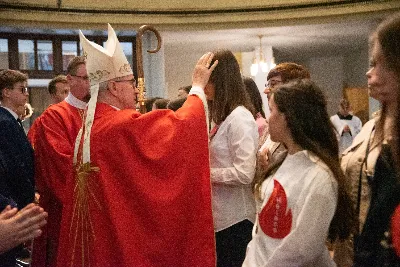 9 kwietnia w Katedrze 42 młodych osób z parafii katedralnej oraz 14 parafii Matki Bożej Częstochowskiej w Rzeszowie (Drabinianka) otrzymało sakrament bierzmowania, którego udzielił bp Jan Wątroba.
Przygotowania młodzieży trwały 2 lata, a odbywały się pod okiem ks. Krzysztofa, ks. Pawła, ks. Szczepana, s. Ewy oraz pani Agnieszki i obejmowały m.in. katechezy, spotkania formacyjne, a także przystąpienie do sakramentu pokuty. We wtorkowy wieczór kandydaci wraz ze swoimi świadkami, rodzicami, chrzestnymi czy też dziadkami zgromadzili się w Katedrze, by prosić o dary Ducha Świętego, umacniające w mężnym wyznawaniu wiary i postępowaniu według jej zasad.
Wszystkich zgromadzonych w świątyni przywitał ks. Krzysztof Gołąbek – proboszcz parafii katedralnej. Mszę Świętą koncelebrowali także ks. Tadeusz Pindara – proboszcz parafii Matki Bożej Częstochowskiej oraz kapłani posługujący w obydwu parafiach.
Następnie prośbę o udzielenie sakramentu bierzmowania zgromadzonym młodym oraz o modlitwę skierowali do Księdza Biskupa rodzice kandydatów.
W homilii bp Jan zachęcił młodych, aby w tym wyjątkowym dniu obrali Ducha Świętego za życiowego przewodnika towarzszącego im przy ważnych wyborach czy podchodzeniu do egzaminów – także tych życiowych. Wyjaśnił również znaczenie imienia Ducha Świętego – Paraklet – które tłumaczone z jęz. greckiego oznacza obrońcę, adwokata – nigdy prokuratora, nawet nie sędziego.
Będziecie moimi świadkami, gdy was umocni Duch Święty – mówi Pan Jezus. Niech nie będzie niedzieli i uroczystości bez udziału we Mszy Świętej – to jest moment dawania świadectwa. Właśnie przez zaangażowane, pełne uczestnictwo w najpiękniejszej modlitwie, jaką ma Kościół, czyli w Mszy Świętej, zdacie egzamin ze swojej dojrzałości chrześcijańskiej.
Na koniec celebrans odwołał się do obchodzonej poprzedniego dnia Uroczystości Zwiastowania Pańskiego i postawy Maryi wobec planu Bożego w Jej życiu oraz drogi, przez którą prowadził Ją Duch Święty. Podkreślił, że właśnie Maryja uczy, jak być uczennicą Ducha Świętego.
Po homilii miało miejsce odnowienie przyrzeczeń chrzcielnych. Następnie odbyła się najważniejsza część uroczystości – modlitwa Księdza Biskupa oraz namaszczenie krzyżmem każdego kandydata.
Sakrament bierzmowania jest koniecznym dopełnieniem sakramentu chrztu i wiąże się również z obraniem konkretnego patrona, którego życie i przymioty są wzorem dla młodego człowieka otrzymującego Ducha Świętego. Kandydat do bierzmowania ma więc okazję wybrać sobie świętego czy błogosławionego, którego droga do świętości najbardziej go zachwyciła. Może być to patron, którego imię nosi już od chrztu; może też wybrać sobie drugiego patrona. 
W związku z tym podczas namaszczenia krzyżmem biskup zwraca się do bierzmowanego nowo wybranym imieniem.
Po liturgii sakramentu bierzmowania miała miejsce modlitwa powszechna i liturgia eucharystyczna. Na koniec młodzi złożyli podziękowania Księdzu Biskupowi, Księżom Proboszczom oraz wszystkim, którzy poprzez swój wkład, posługę i zaangażowanie przyczynili się do przygotowania oraz przeżycia tej wyjątkowej uroczystości. Pamiątką było wspólne zdjęcie po zakończonej Mszy Świętej.
Posługę muzyczną w czasie uroczystości pełniła Katedralna Schola Liturgiczna pod dyrekcją ks. Juliana Wybrańca.

fot. Leszek Drzał
