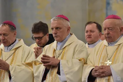 18 maja 2025 r., w katedrze rzeszowskiej celebrowano Eucharystię z okazji 25. rocznicy przyjęcia sakry biskupiej przez bp. Jana Wątrobę. Mszy św. przewodniczył Biskup Rzeszowski, zaś w koncelebrze wzięli udział: abp Józef Michalik, abp Adam Szal, bp Edward Białogłowski, bp Kazimierz Górny, bp Stanisław Jamrozek, bp Marian Rojek, bp Jan Śrutwa oraz kilkudziesięciu kapłanów. W Eucharystii uczestniczyły liczne delegacje osób życia konsekrowanego, przedstawiciele instytucji, fundacji i stowarzyszeń kościelnych. W katedrze rzeszowskiej obecni byli również parlamentarzyści sejmu i senatu, władze wojewódzkie, samorządowe, władze Rzeszowa, rektorzy wyższych uczelni, dyrektorzy instutucji regionalnych, kuratorium oświaty, a także szpitali. Homilię wygłosił bp Edward Białogłowski, biskup pomocniczy senior, który podkreślił, że świętowanie srebrnego jubileuszu Biskupa Rzeszowskiego wpisuje się w przeżywanie Roku Świętego, ale także kolejną rocznicę urodzin św. Jana Pawła II, rocznicę bitwy pod Monte Cassino, inaugurację pontyfikatu Ojca Świętego Leona XIV oraz rocznicę beatyfikacji Józef Sebastiana Pelczara. Na zakończenie liturgii Karolina i Dariusz Kosakowie z dziećmi, jako przedstawiciele diecezjan, przekazali życzenia Jubilatowi. W uroczystej liturgii wzięło udział kilkuset muzyków, chórzystów i członków orkiestr, którzy brali udział w projekcie „Podkarpacie śladami św. Jana Pawła II”. Przedsięwzięcie zostało zorganizowane przez Polski Związek Chórów i Orkiestr – Oddział w Rzeszowie. fot. ks. Jakub Oczkowicz
