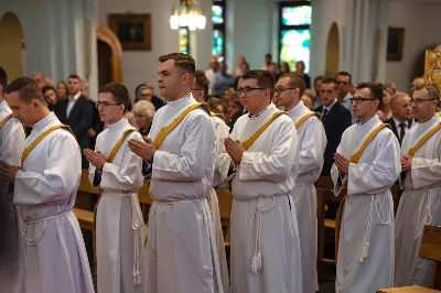 „Na swoje życie i swoje kapłaństwo trzeba popatrzeć w świetle Bożej miłości. Inaczej go nie pojmiemy ani my, ani ci, którzy będą na nas patrzeć” – mówił bp Jan Wątroba podczas Mszy św. z udzieleniem święceń prezbiteratu. 4 czerwca 2022 r. w kościele katedralnym jedenastu diakonów diecezji rzeszowskiej przyjęło sakrament kapłaństwa.
Do grona neoprezbiterów diecezji rzeszowskiej należą: ks. Sebastian Bełz z parafii w Nienadówce, ks. Krzysztof Lampart z parafii w Rudnej Wielkiej, ks. Mateusz Łachmanek z parafii w Lipinkach, ks. Karol Migut z parafii w Jasionce, ks. Marcin Murawski z parafii katedralnej w Rzeszowie, ks. Adrian Pazdan z parafii w Zagorzycach, ks. Tomasz Sienicki z parafii w Bieździedzy, ks. Dominik Świeboda z parafii w Palikówce, ks. Piotr Wąsacz z parafii bł. Władysława Findysza w Rzeszowie, ks. Mateusz Wojtuń z parafii w Święcanach oraz ks. Wiktor Zoła z parafii w Cieklinie.
Mszy św. przewodniczył i święceń udzielił bp Jan Wątroba. Eucharystię koncelebrowało około osiemdziesięciu księży, m.in: przełożeni Wyższego Seminarium Duchownego w Rzeszowie oraz proboszczowie i wikariusze z parafii rodzinnych neoprezbiterów. W Mszy św. uczestniczył abp Edward Nowak, bp Kazimierz Górny i bp Edward Białogłowski.
Zebranych w kościele katedralnym powitał ks. Krzysztof Gołąbek, proboszcz parafii.
W homilii bp Jan Wątroba nawiązał do słów z Ewangelii według św. Jana w których Chrystus tłumaczy co to znaczy być dobrym pasterzem. „Być kapłanem w Kościele Chrystusowym to znaczy mieć udział w Jego pasterskiej misji i stale upodabniać się do Dobrego Pasterza, który zna owce, karmi je, broni i jest gotów oddać życie dla ich dobra” – mówił hierarcha.
Po homilii odbył się obrzędy święceń: przyrzeczenie czci i posłuszeństwa Biskupowi Ordynariuszowi, Litania do Wszystkich Świętych podczas której kandydaci leżeli krzyżem, nałożenie rąk, modlitwa święceń oraz namaszczenie rąk krzyżmem i wręczenie chleba i wina. Podczas Liturgii Eucharystycznej nowo wyświęceni po raz pierwszy wyciągnęli dłonie nad chlebem i winem wypowiadając słowa konsekracji.
Na zakończenie Mszy św. ks. Tomasz Sienicki, podziękował w imieniu nowo wyświęconych wszystkim, którzy przyczynili się do przygotowania ich do kapłaństwa. Słowa wdzięczności, m.in. przełożonym Wyższego Seminarium Duchownego w Rzeszowie i rodzicom neoprezbiterów, wypowiedział bp Jan Wątroba. 
W drodze do zakrystii neoprezbiterzy zatrzymali się przy figurze Matki Bożej Fatimskiej zawierzając swoje kapłaństwo Matce Bożej.
W niedzielę, 5 czerwca, w Uroczystość Zesłania Ducha Świętego, neoprezbiterzy będą sprawować w swoich rodzinnych parafiach uroczyste Msze św. prymicyjne, a w najbliższych tygodniach otrzymają skierowania do parafii.

Fot. ks. Jakub Nagi oraz biala-wrona.pl
